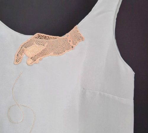Julia-Smidakova-Heavenly-Slow-Fashion_13_Bluzka-FLORA-detail-rucne-robenej-vysivky